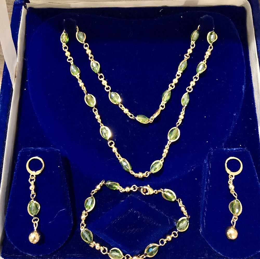 Elegant Gold and Green Jewelry Set